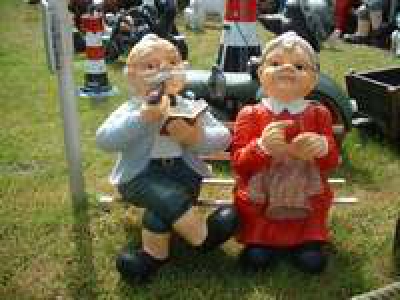 Oma und Opa auf Bank groß